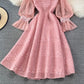 Robe en mousseline de soie avec col ras du cou et broderie ajourée en dentelle 3776