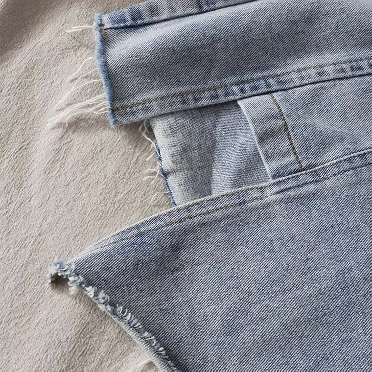 Heller Jeansrock mit unregelmäßigen Schlitzkanten, Sommer-Chic, angesagter Wickelrock in A-Linie 3665