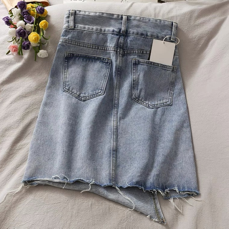 Heller Jeansrock mit unregelmäßigen Schlitzkanten, Sommer-Chic, angesagter Wickelrock in A-Linie 3665