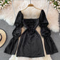 Robe moulante taille haute à manches bouffantes et col carré 3761